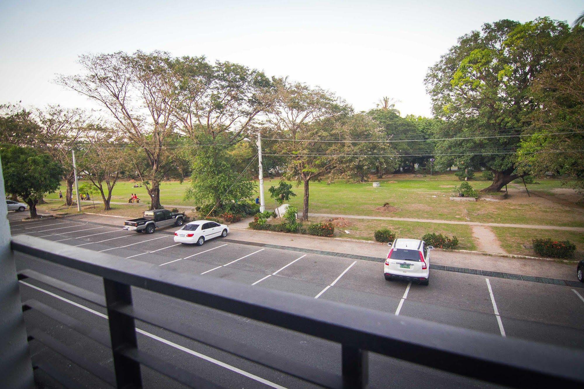The Reef Hotel And Residences Olongapo Zewnętrze zdjęcie