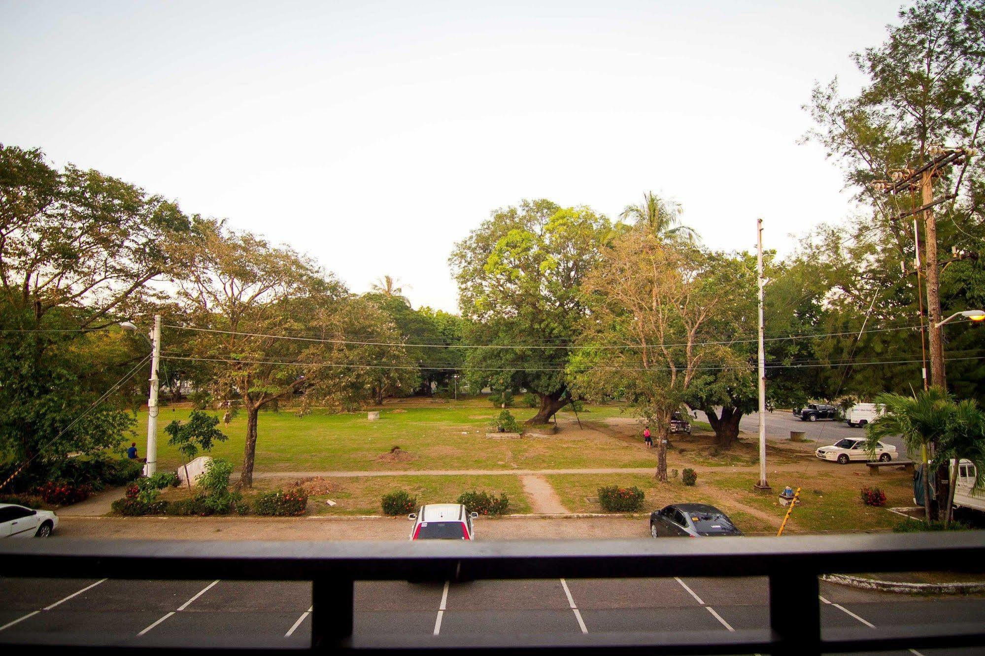 The Reef Hotel And Residences Olongapo Zewnętrze zdjęcie
